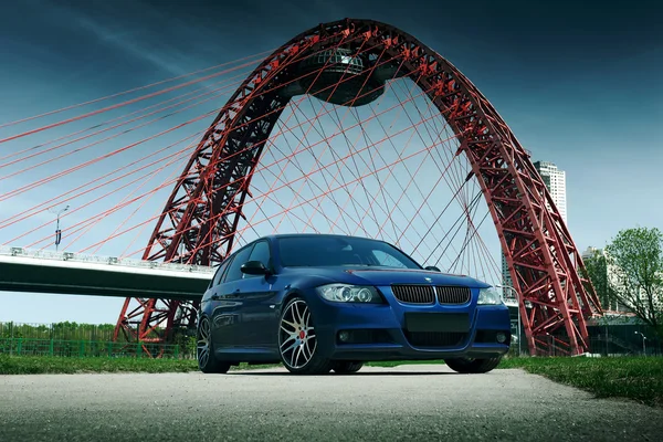 El coche azul BMW 5 series E90 / E91 permanece en la carretera del asfalto en la ciudad Moscú en el día — Foto de Stock