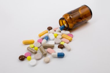 Tıp hap ve kapsül beyaz bir arka plan üzerinde