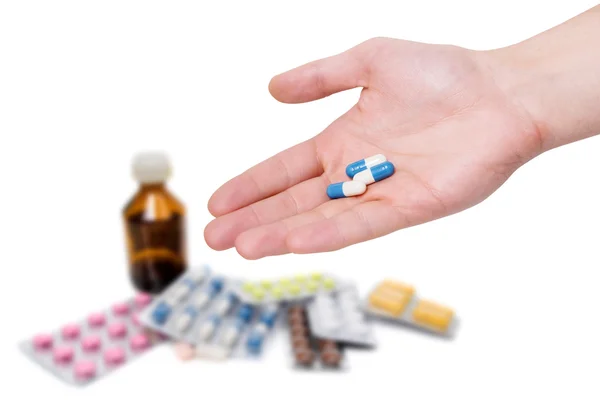Tabletki leku w ręku na białym tle — Zdjęcie stockowe