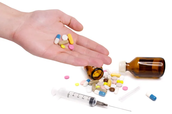 Медичні таблетки в руці на білому тлі — стокове фото