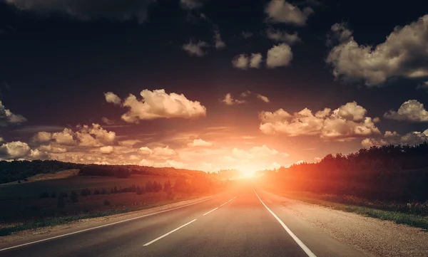 Strada asfaltata vuota al tramonto. Bellissimo paesaggio naturale — Foto Stock