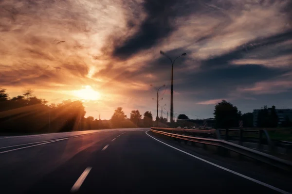 Guidare auto al tramonto bellissimo. Paesaggio naturale — Foto Stock
