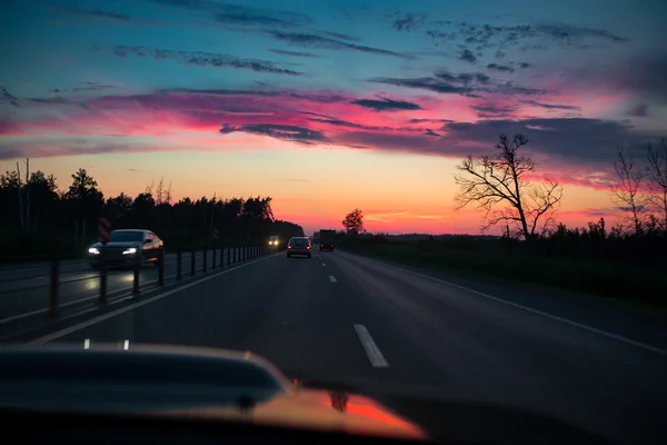 Guidare auto al tramonto bellissimo. Paesaggio naturale — Foto Stock