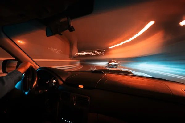 Αυτοκίνητο ταχύτητα μονάδα δίσκου νύχτα στο δρόμο στην πόλη — Φωτογραφία Αρχείου