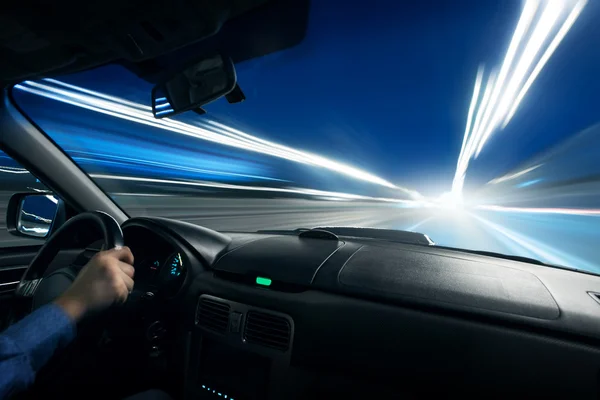 Conducción nocturna de velocidad de coche en la carretera en la ciudad — Foto de Stock