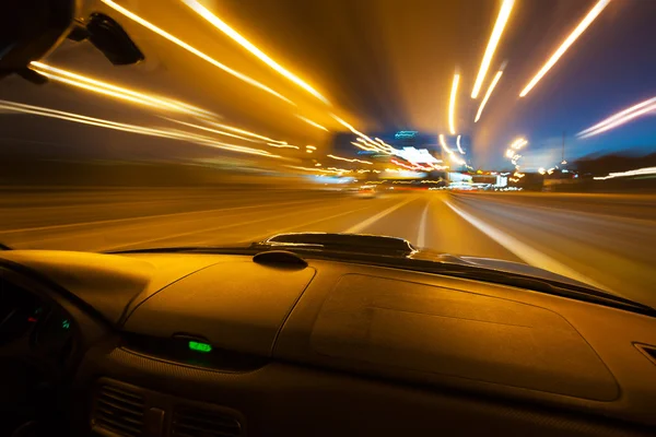 Autó sebesség éjszaka hajt az úton, a város — Stock Fotó