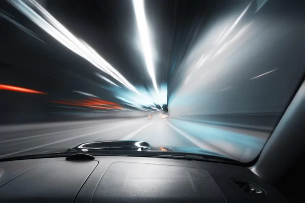 Швидкість автомобіля нічне водіння на дорозі в місті — стокове фото