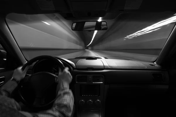 Скорость автомобиля ночью на дороге в городе — стоковое фото