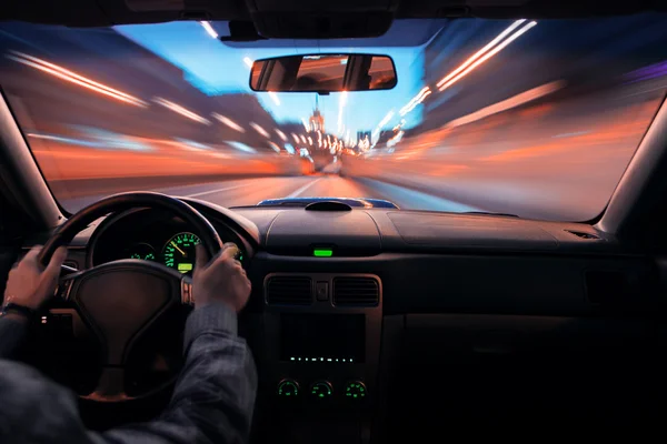 Auto snelheid nacht rijden op de weg in de stad — Stockfoto