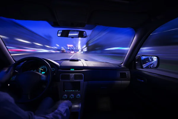 Autó sebesség éjszaka hajt az úton, a város — Stock Fotó