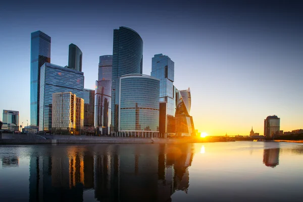 Moskva město, Rusko. Moskevské Mezinárodní obchodní centrum. při západu slunce — Stock fotografie