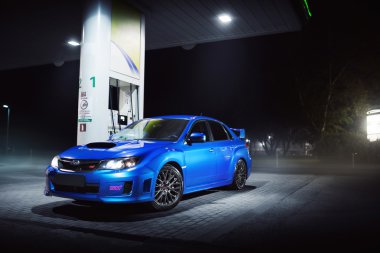Mavi araba Subaru Impreza Wrx STI yakıt istasyonu şehir Moskova geceleri kalmak