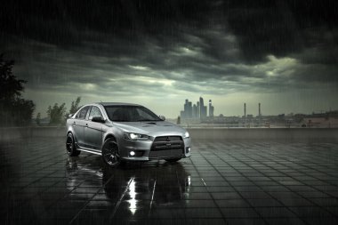 Gri araba Mitsubishi Lancer kalmak ve şiddetli yağmur ıslak yolda gündüz Moskova şehir üzerinde yansıtmak