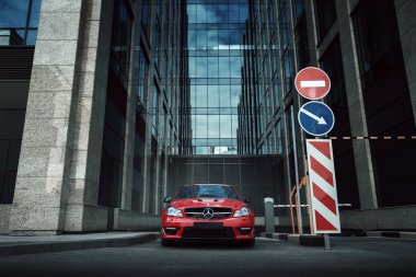 Kırmızı araba Mercedes-Benz C63 Amg gündüz Moskova şehirde asfalt yolda kal