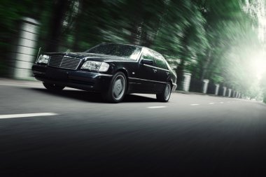 Siyah araba Mercedes-Benz S-Class W140 sürücü doğa parkı şehir Moskova, gündüz de asfalt yol