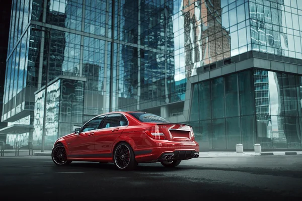 Kırmızı araba Mercedes-Benz C63 Amg gündüz Moskova şehirde asfalt yolda kal