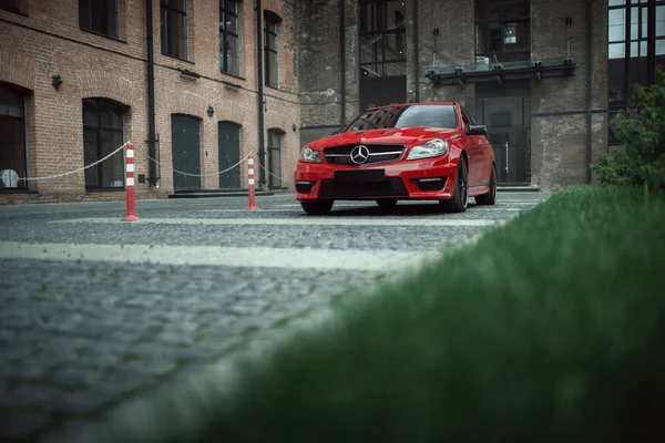 Červené auto Mercedes-Benz C63 Amg zůstat na asfaltovou silnici ve městě Moskva ve dne — Stock fotografie