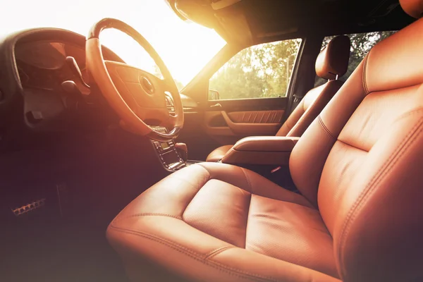 Interior de coche premium, cuero marrón al atardecer — Foto de Stock