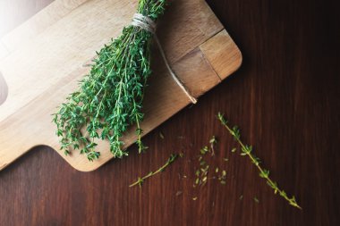 Ahşap zemin üzerine kekik taze yeşil demet