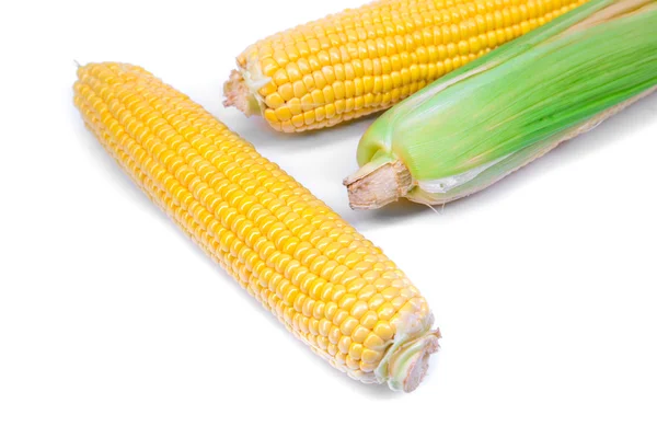 Свіжа кукурудза ізольована на білому тлі — стокове фото