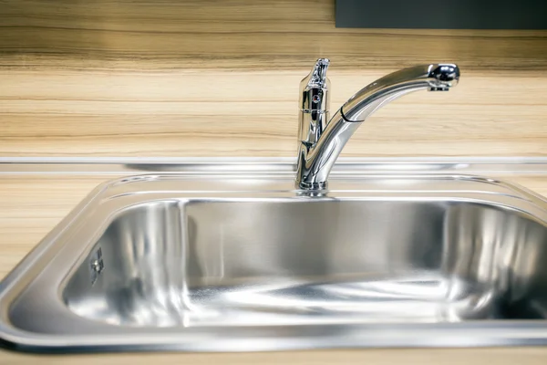 Moderner Wasserhahn und Spüle in neuer Küche — Stockfoto