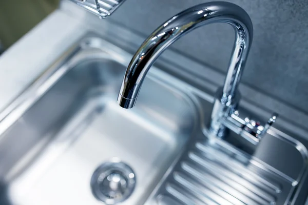 Modern tap faucet and sink on new kitchen — Stock Photo, Image