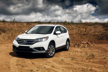 Araba Honda Cr-V gündüz orman yakınındaki kırsal yolda standı