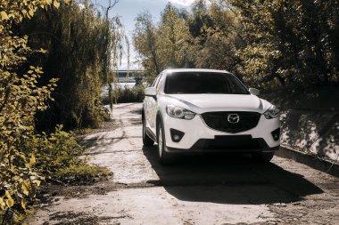 Araba Mazda Cx-5 gündüz nehir yakınındaki asfalt kırsal yol üzerinde durmak