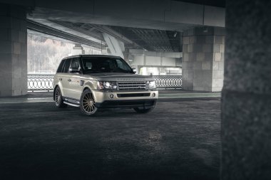 Araba Land Rover Range Rover gündüz Moskova'da köprü altında standı