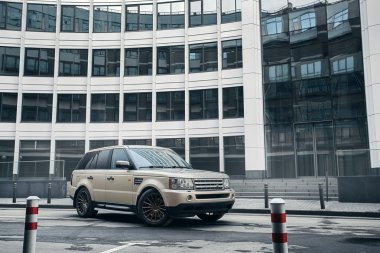 Araba Land Rover Range Rover stand modern Moskova şehir içinde gündüz bina yakınındaki
