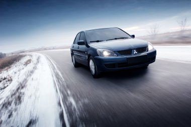 Mitsubishi Lancer araba kış gündüz, asfalt kırsal yolda