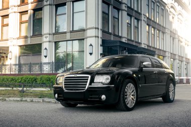 Siyah araba Chrysler 300 c şehir de asfalt yol gündüz ayakta