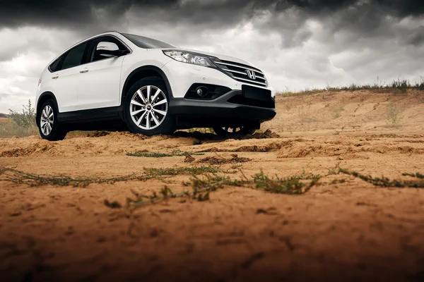 Coche Honda CR-V de pie en la carretera rural cerca del bosque durante el día — Foto de Stock