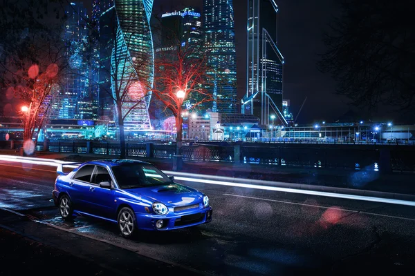 Car Subaru Impreza WRX stand en la ciudad de Moscú cerca de edificios modernos por la noche —  Fotos de Stock