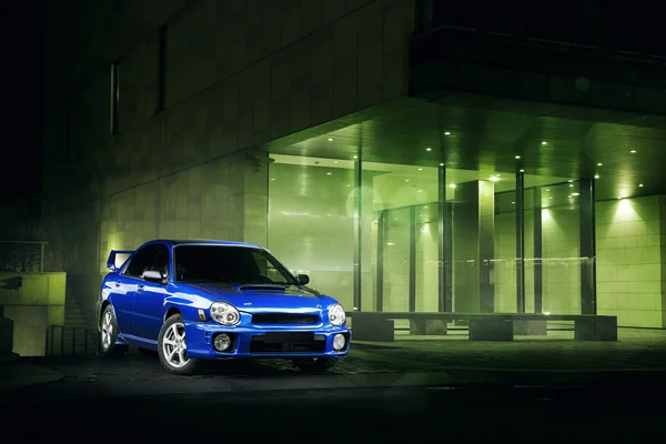 Car Subaru Impreza WRX stand nella città di Mosca vicino a edifici moderni di notte — Foto Stock