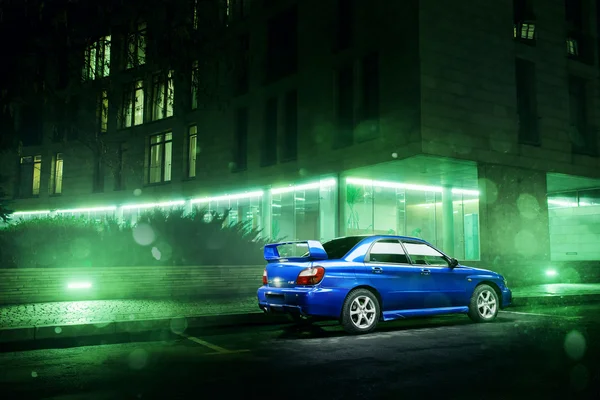 Voiture Subaru Impreza WRX stand dans la ville de Moscou près des bâtiments modernes la nuit — Photo