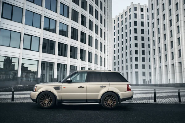 Car Land Rover Range Rover stand cerca de un edificio moderno en la ciudad de Moscú durante el día — Foto de Stock
