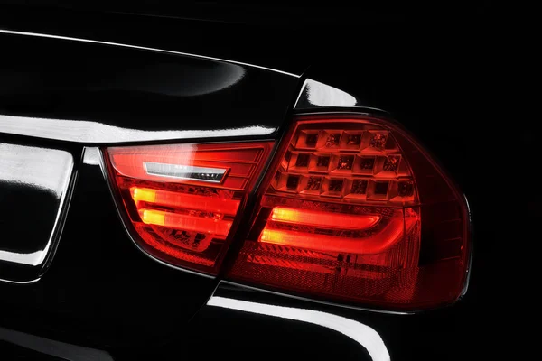 Siyah modern arabanın arka aydınlatma lambası — Stok fotoğraf