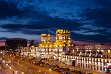 İki Kule tren istasyonu kare - şehir kapıları alacakaranlıkta için görüntüleyin