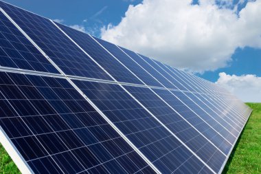 Gündüz mavi gökyüzü güç enerji güneş panelleri üretmek