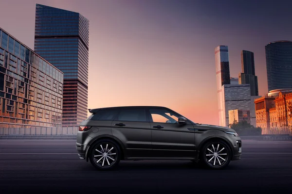 Auto Land Rover Range Rover evoque steht auf Asphaltstraße in der Stadt Moskau bei Sonnenuntergang — Stockfoto