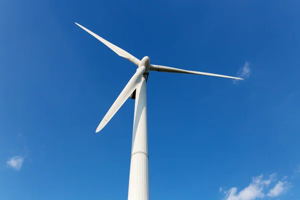 Molino de viento de energía producir energía en el cielo azul durante el día — Foto de Stock