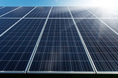 Gündüz mavi gökyüzü güç enerji güneş panelleri üretmek