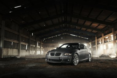 Gündüz, hangarda araba Bmw Coupe E92 ayakta
