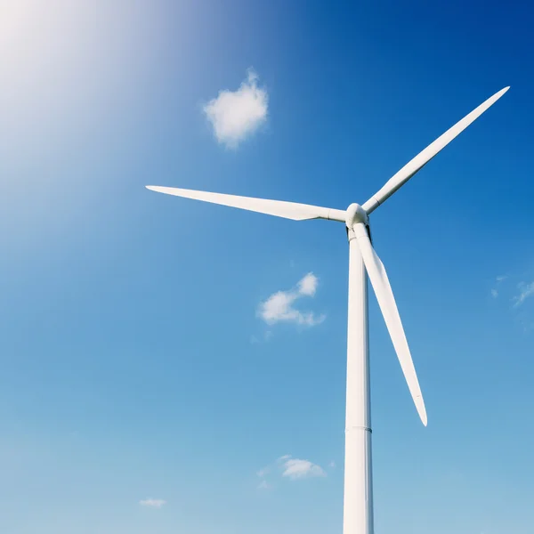 Molino de viento de energía producir energía en el cielo azul durante el día — Foto de Stock