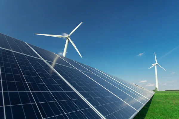 Yel değirmeni ve gündüz, mavi gökyüzü güneş panelleri