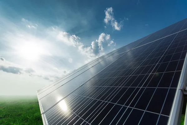 Painéis solares geram energia no céu azul durante o dia — Fotografia de Stock