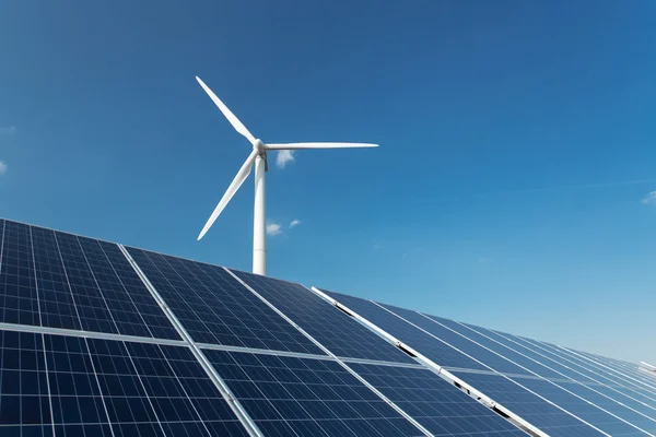 Yel değirmeni ve gündüz, mavi gökyüzü güneş panelleri
