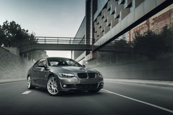 昼間で都市ミンスク、ベラルーシのアスファルトの道路に車の Bmw クーペ E92 常任 — ストック写真