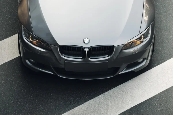 Voiture BMW Coupe E92 debout sur la route asphaltée dans la ville Minsk, Biélorussie pendant la journée — Photo